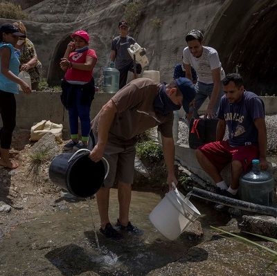La falta de agua obliga a desafiar la cuarentena en Venezuela