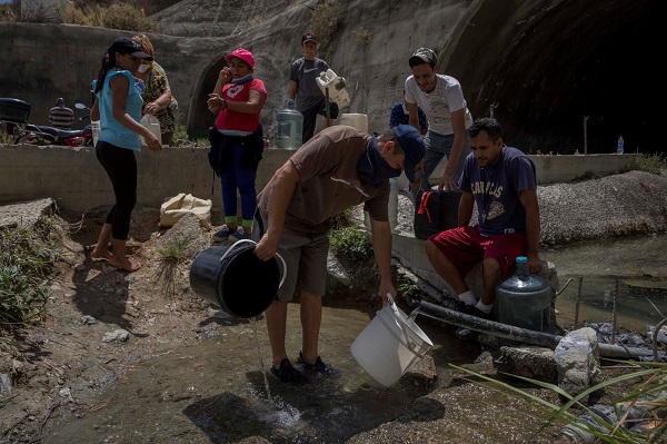 La falta de agua obliga a desafiar la cuarentena en Venezuela