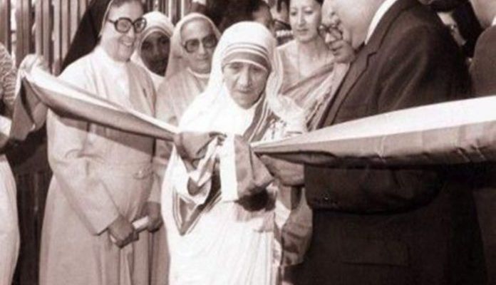 Madre-Teresa-de-Calcuta-con-Presidente-Herrera-422x260-1-696x467