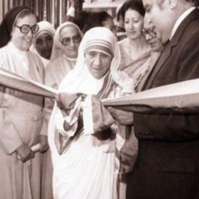 Madre-Teresa-de-Calcuta-con-Presidente-Herrera-422x260-1-696x467