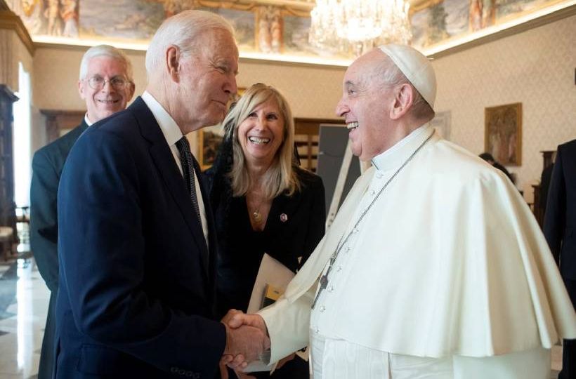 VIERNES05_Vatican Media vía REUTERS (1)