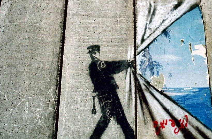 1_Rasgando el muro (Palestina)_ Por Banksy
