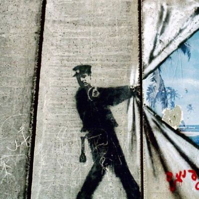 1_Rasgando el muro (Palestina)_ Por Banksy