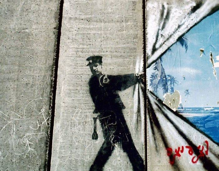 1_Rasgando el muro (Palestina)_ Por Banksy