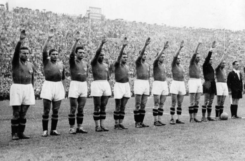 imagen 1_La selección italiana antes de comenzar un partido de la Copa del Mundo de 1938_Crédito AP