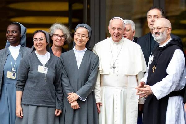 papa Francisco con monjas