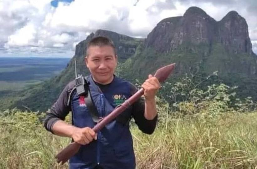 Fotoleyenda Virgilio Trujillo Arana, 38 años, líder indígena uwöttuja y guardián territorial defensor de la Amazonía venezolana