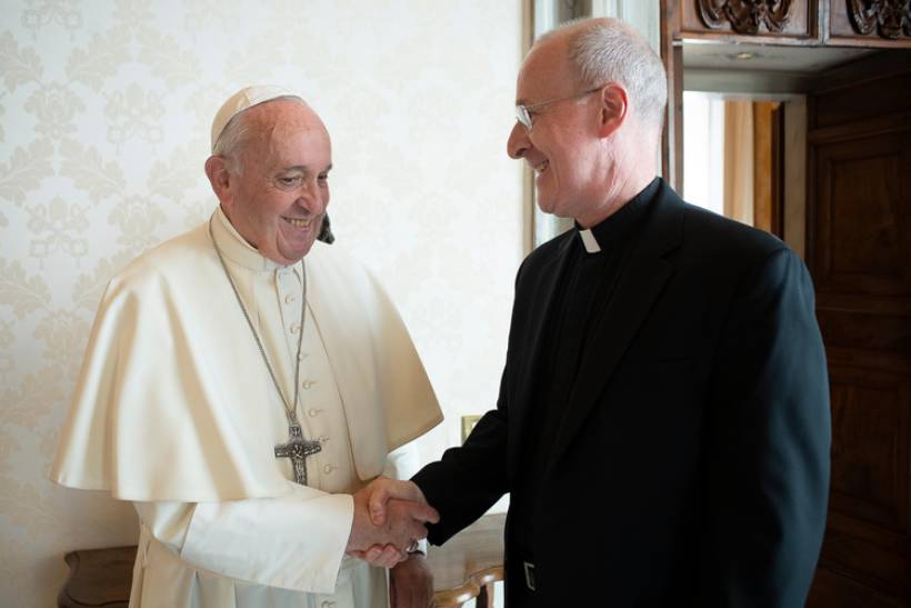 El Papa pide a James Martin