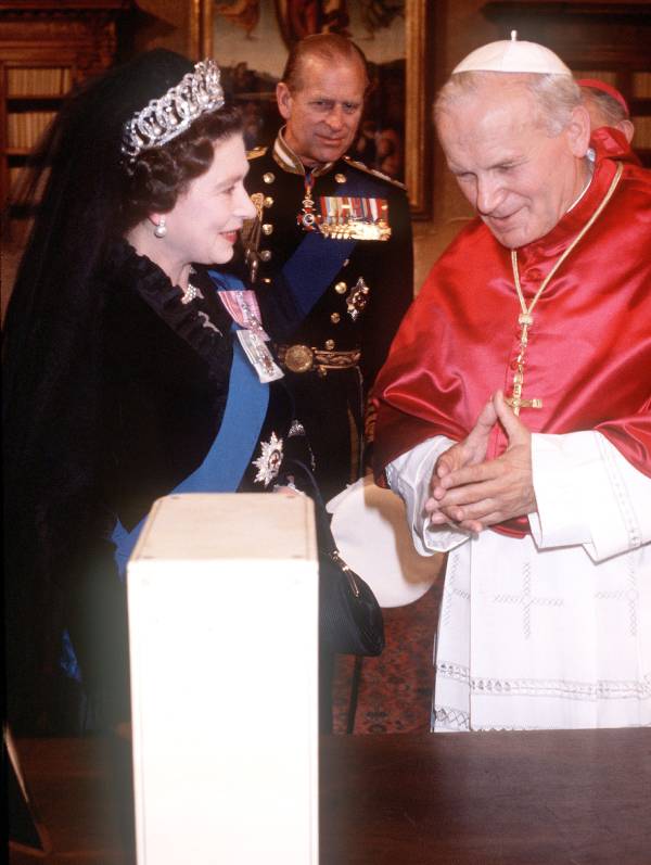 La reina Isabel II y su amistad con 5 papas