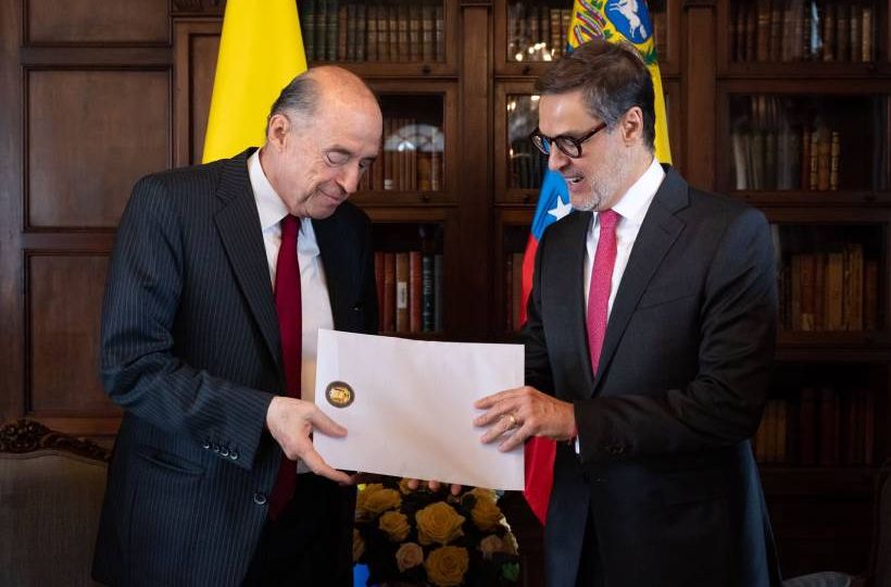 Foto 1_El canciller colombiano, Álvaro Leyva, y el embajador de Venezuela en el Colombia, Félix Plasencia_Cortesía_ Cancillería