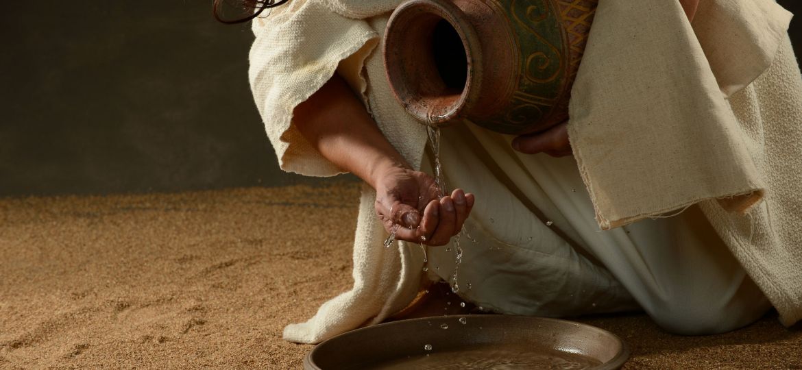 Jesus pouring water
