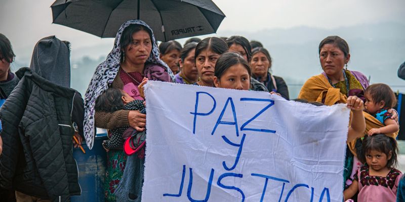 Indígenas desplazados por la violencia protestan en la frontera sur de México