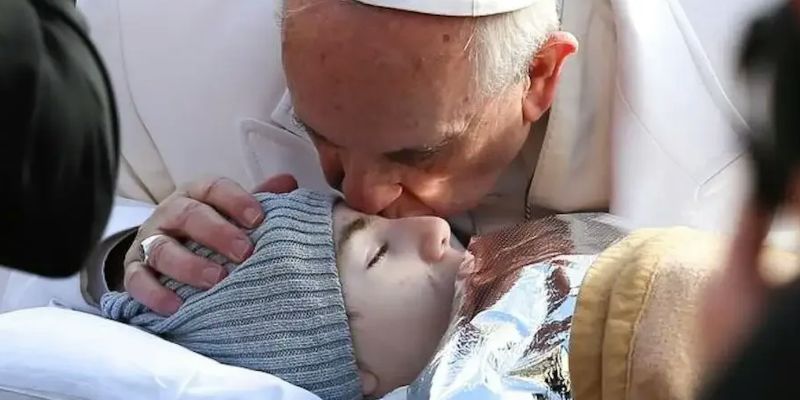 El Papa Francisco besa a un niño enfermo. Crédito: Daniel Ibáñez/ACI Prensa