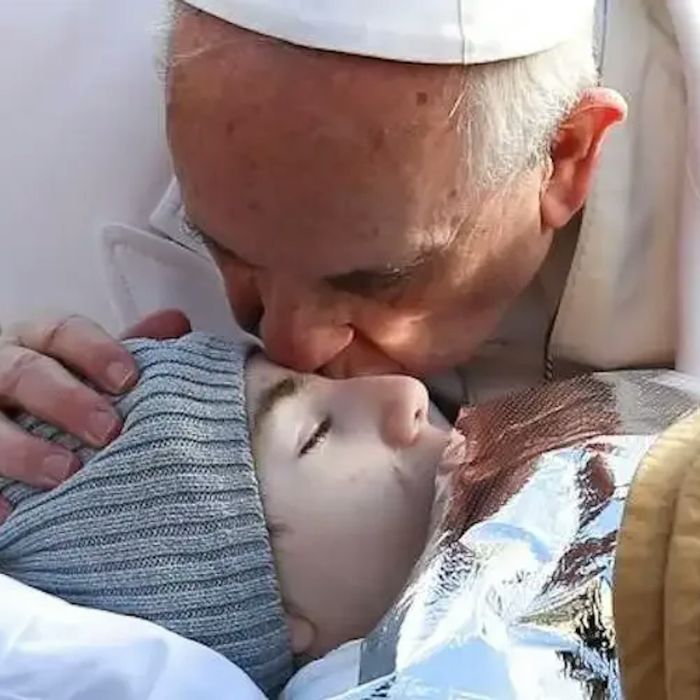 El Papa Francisco besa a un niño enfermo. Crédito: Daniel Ibáñez/ACI Prensa